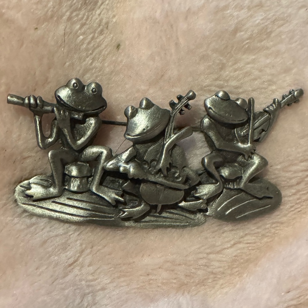 Silver Frog Band Brooch